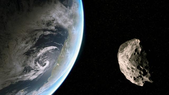 一颗小行星擦过地球